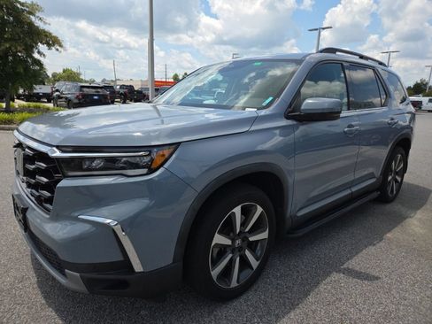 Used 2023 Honda Pilot Touring image 3