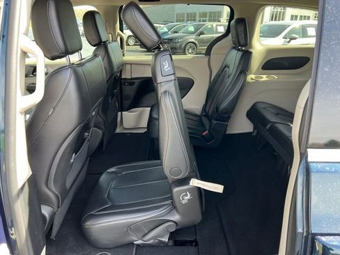Used 2023 Chrysler Pacifica Touring-L FWD image 5