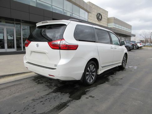Used 2020 Toyota Sienna XLE Premium image 10