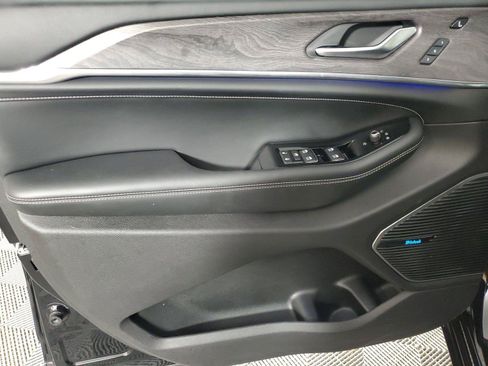 Used 2022 Jeep Grand Cherokee Overland w/ Luxury Tech Group IV AWD/4WD image 19