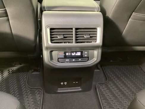 Used 2024 Volkswagen Atlas SE image 16