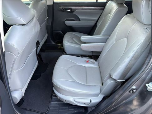 Used 2021 Toyota Highlander Limited FWD image 15