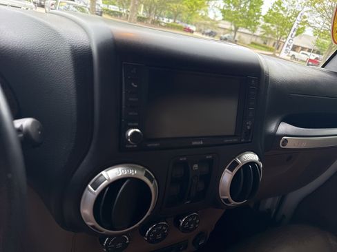 Used 2016 Jeep Wrangler Unlimited Sahara w/ Connectivity Group AWD/4WD image 29