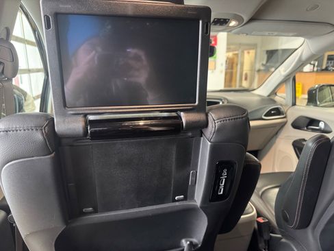 Used 2020 Chrysler Pacifica Touring-L Plus image 13