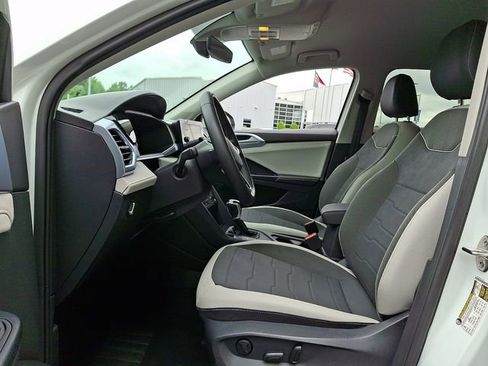 Used 2025 Volkswagen Taos SE FWD image 13