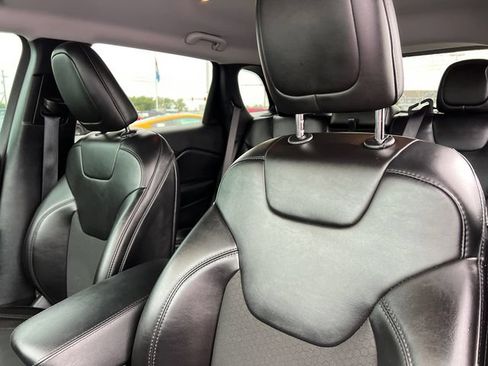 Used 2021 Jeep Cherokee Latitude Plus FWD image 23