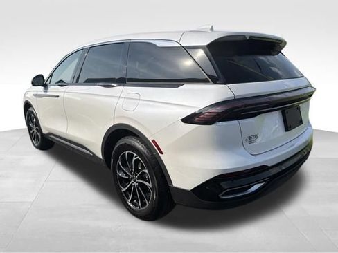Used 2025 Lincoln Nautilus Premier AWD/4WD image 5
