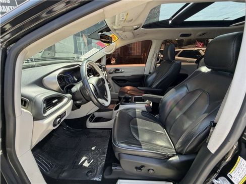 Used 2018 Chrysler Pacifica Limited FWD image 17