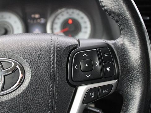 Used 2018 Toyota Sienna SE image 12