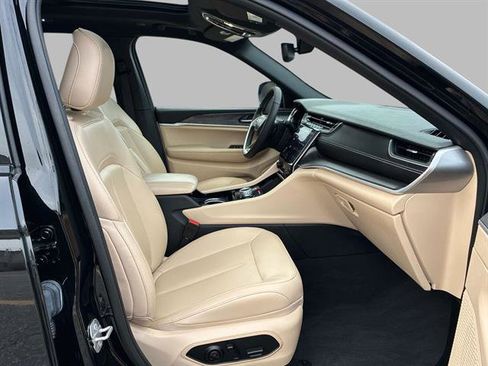 Certified 2023 Jeep Grand Cherokee Limited image 9