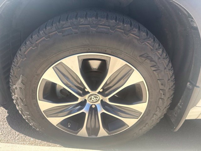 Used 2020 Toyota Highlander XLE AWD/4WD image 11