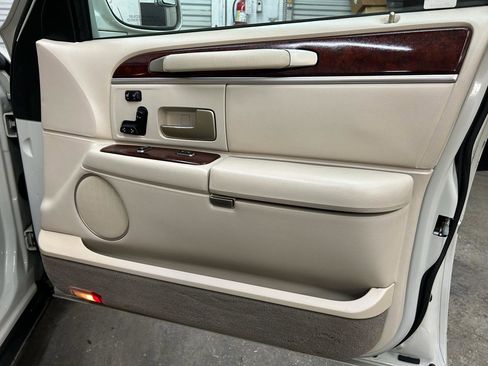 Used 2004 Lincoln Town Car Ultimate RWD image 26