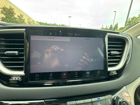 Used 2023 Chrysler Pacifica Touring-L FWD image 20
