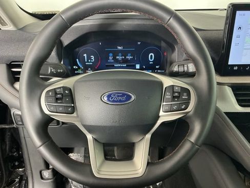 Used 2025 Ford Explorer Active AWD/4WD image 16