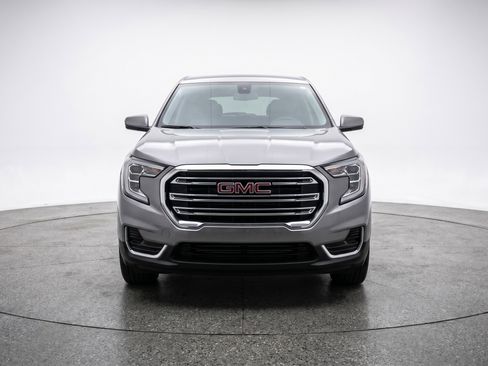 Used 2024 GMC Terrain SLE FWD image 2