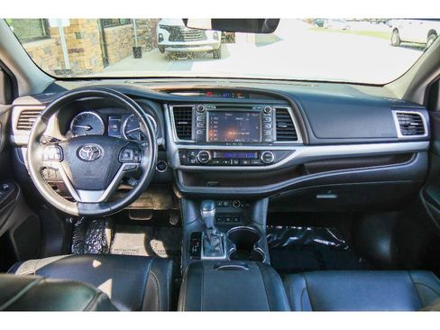Used 2018 Toyota Highlander XLE AWD/4WD image 13