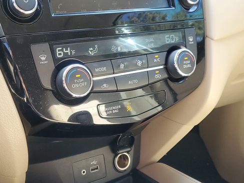 Used 2018 Nissan Rogue SL w/ Premium Package image 33