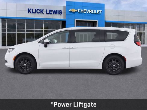 Used 2022 Chrysler Voyager LX FWD image 4