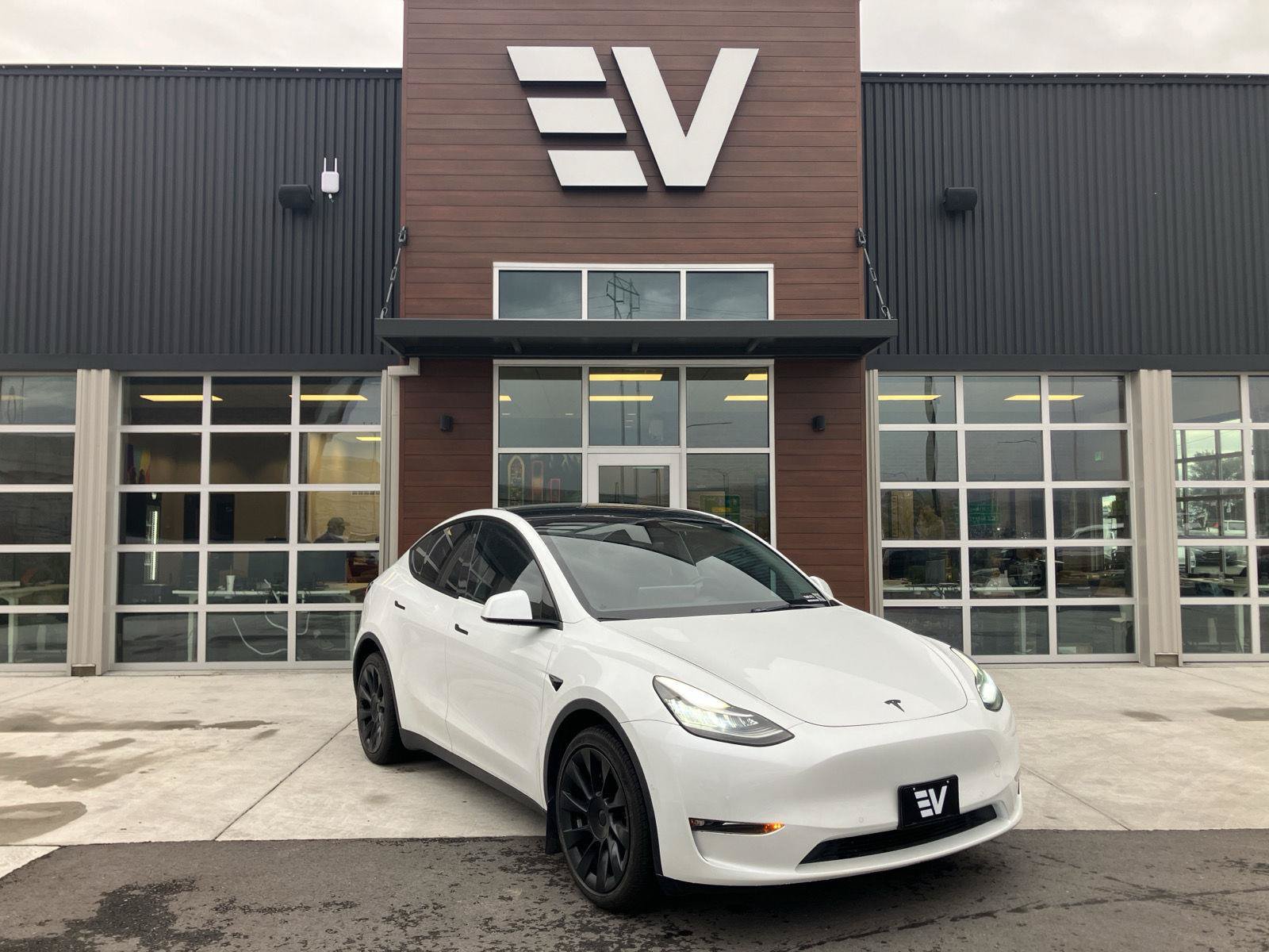 Used 2022 Tesla Model Y Long Range AWD/4WD image 1