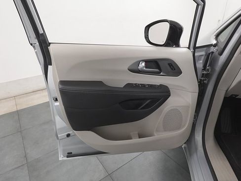 Used 2024 Chrysler Pacifica Touring-L image 7