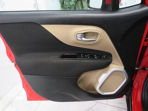 Used 2018 Jeep Renegade Latitude FWD image 28