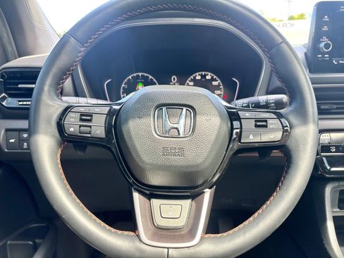 Used 2025 Honda Pilot TrailSport image 14