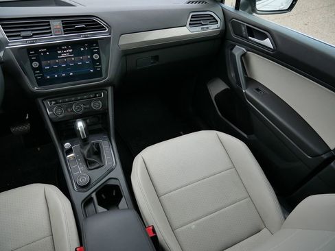 Used 2020 Volkswagen Tiguan SE w/ Panoramic Sunroof Package image 19