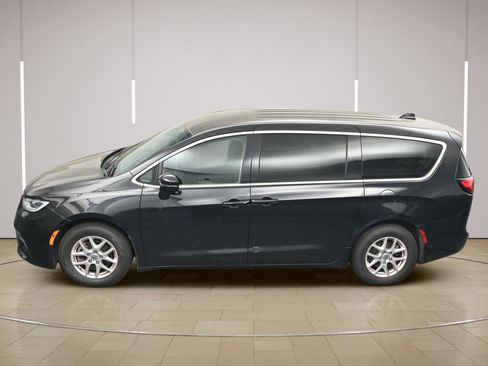 Used 2023 Chrysler Pacifica Touring-L FWD image 39