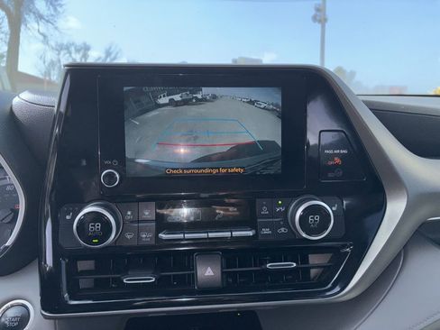 Used 2024 Toyota Highlander XLE FWD image 13