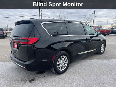 Used 2025 Chrysler Pacifica Select image 6