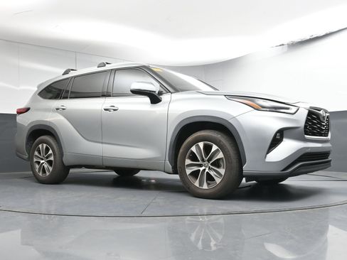 Used 2022 Toyota Highlander XLE image 25