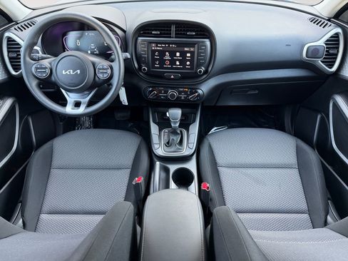 Used 2025 Kia Soul LX w/ LX Technology Package FWD image 16