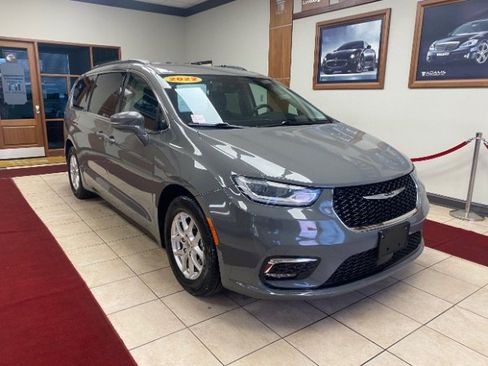 Used 2022 Chrysler Pacifica Touring-L image 8