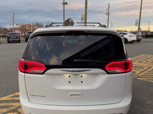 Used 2017 Chrysler Pacifica Touring-L Plus w/ Advanced Safetytec Group image 5