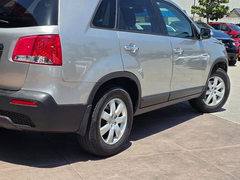 Used 2013 Kia Sorento LX w/ Third Row Pkg image 13