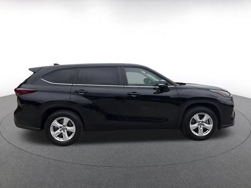 Used 2025 Toyota Highlander LE FWD image 16