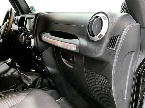 Used 2014 Jeep Wrangler Unlimited Sahara w/ Connectivity Group image 15