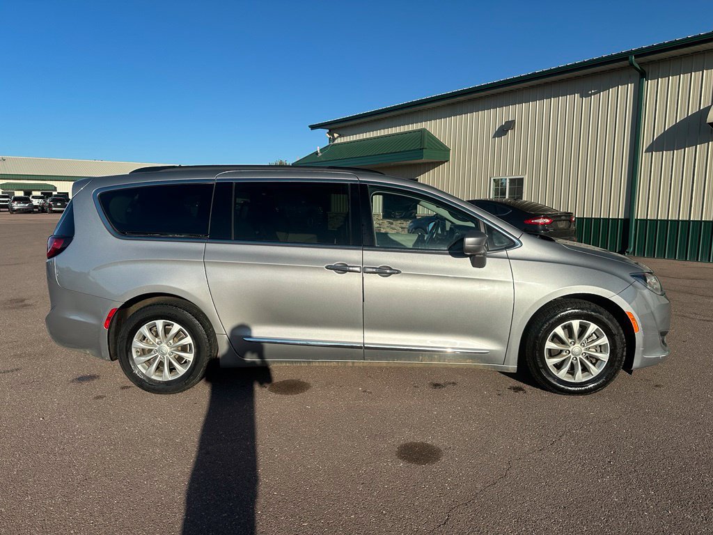 Used 2017 Chrysler Pacifica Touring-L FWD image 35