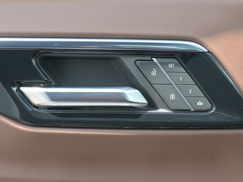 Used 2025 Chevrolet Suburban High Country AWD/4WD image 32