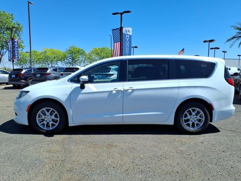 Used 2023 Chrysler Voyager LX FWD image 8