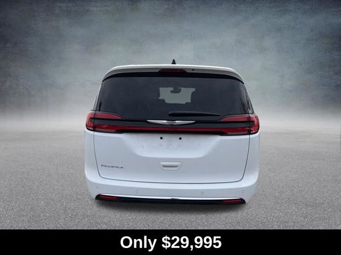 Used 2025 Chrysler Pacifica Select FWD image 4