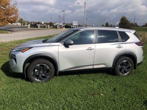 Used 2025 Nissan Rogue SV image 3