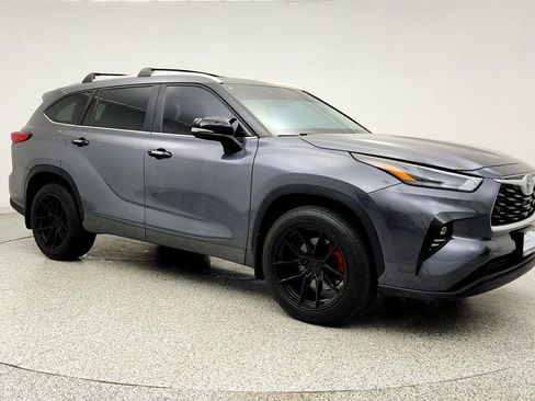 Used 2023 Toyota Highlander AWD image 3