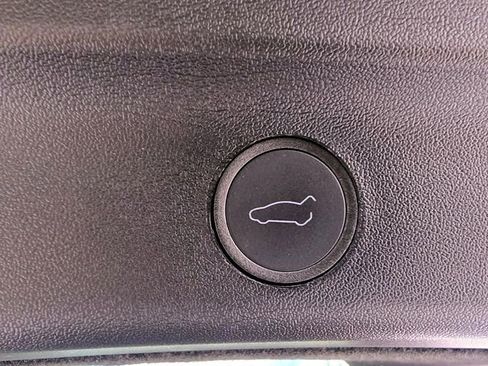 Used 2024 Tesla Model Y Long Range AWD/4WD image 31