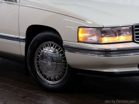Used 1996 Cadillac De Ville Sedan FWD image 3