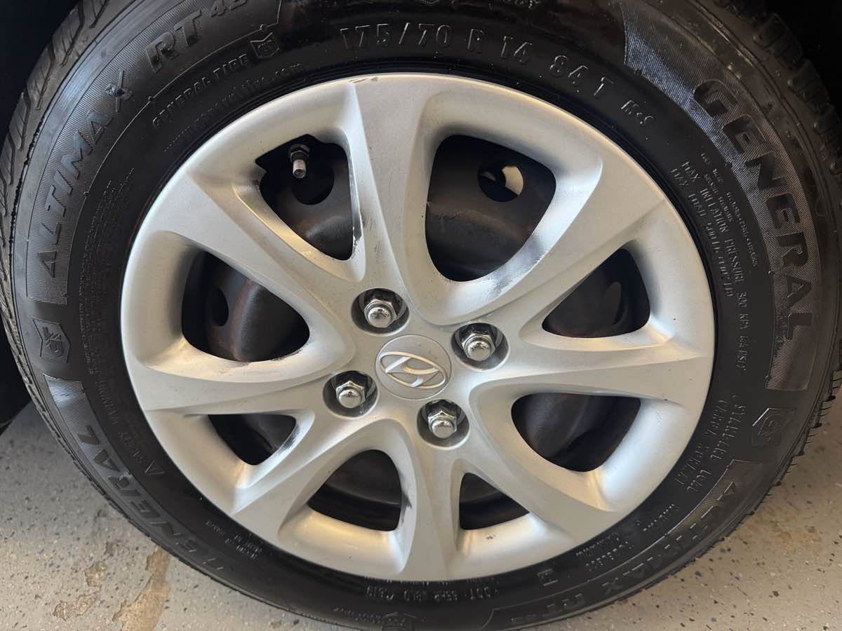 Used 2013 Hyundai Accent GLS FWD image 21