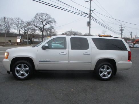Used 2011 Chevrolet Suburban LTZ image 4
