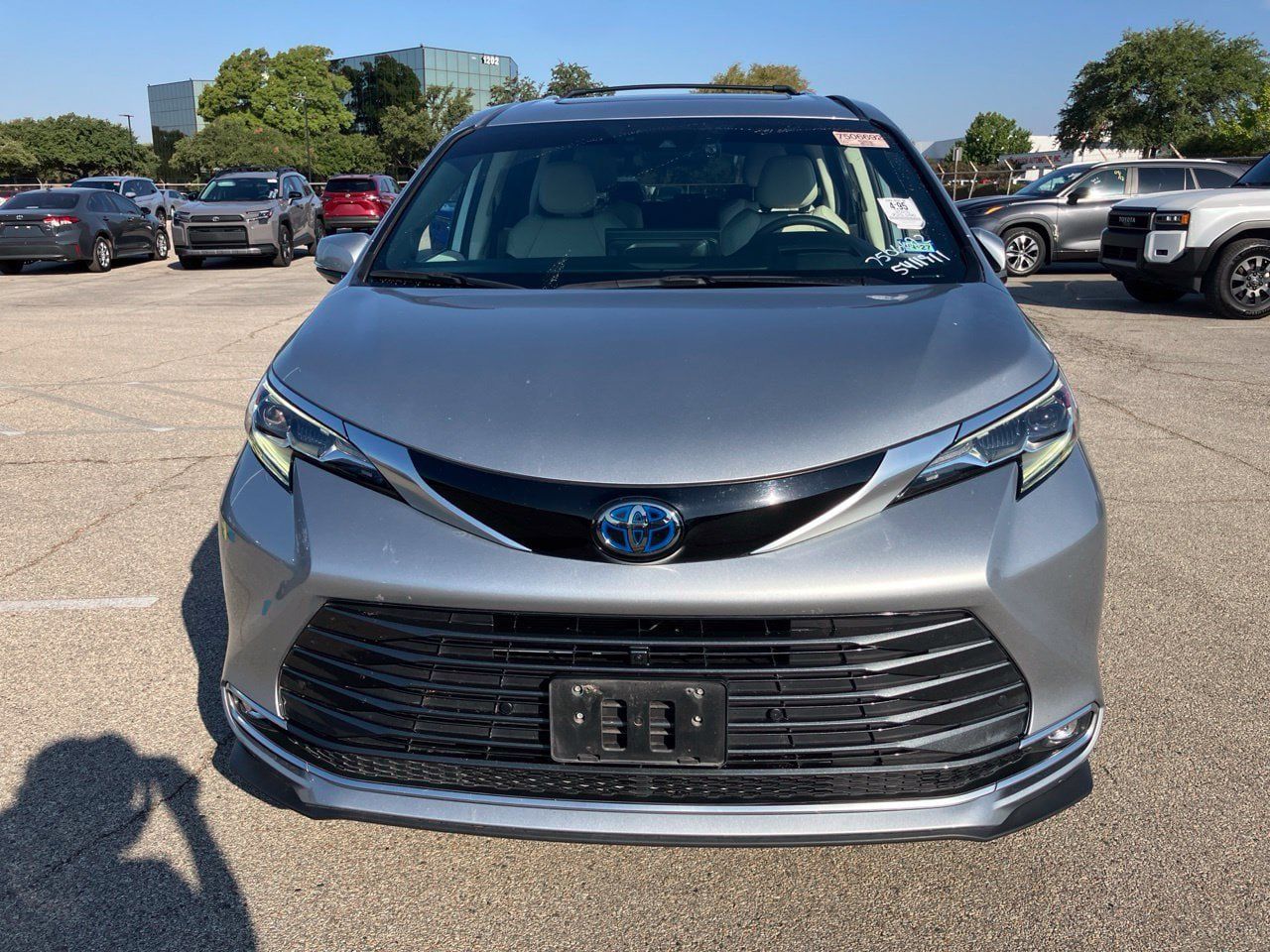Used 2025 Toyota Sienna Platinum FWD image 2