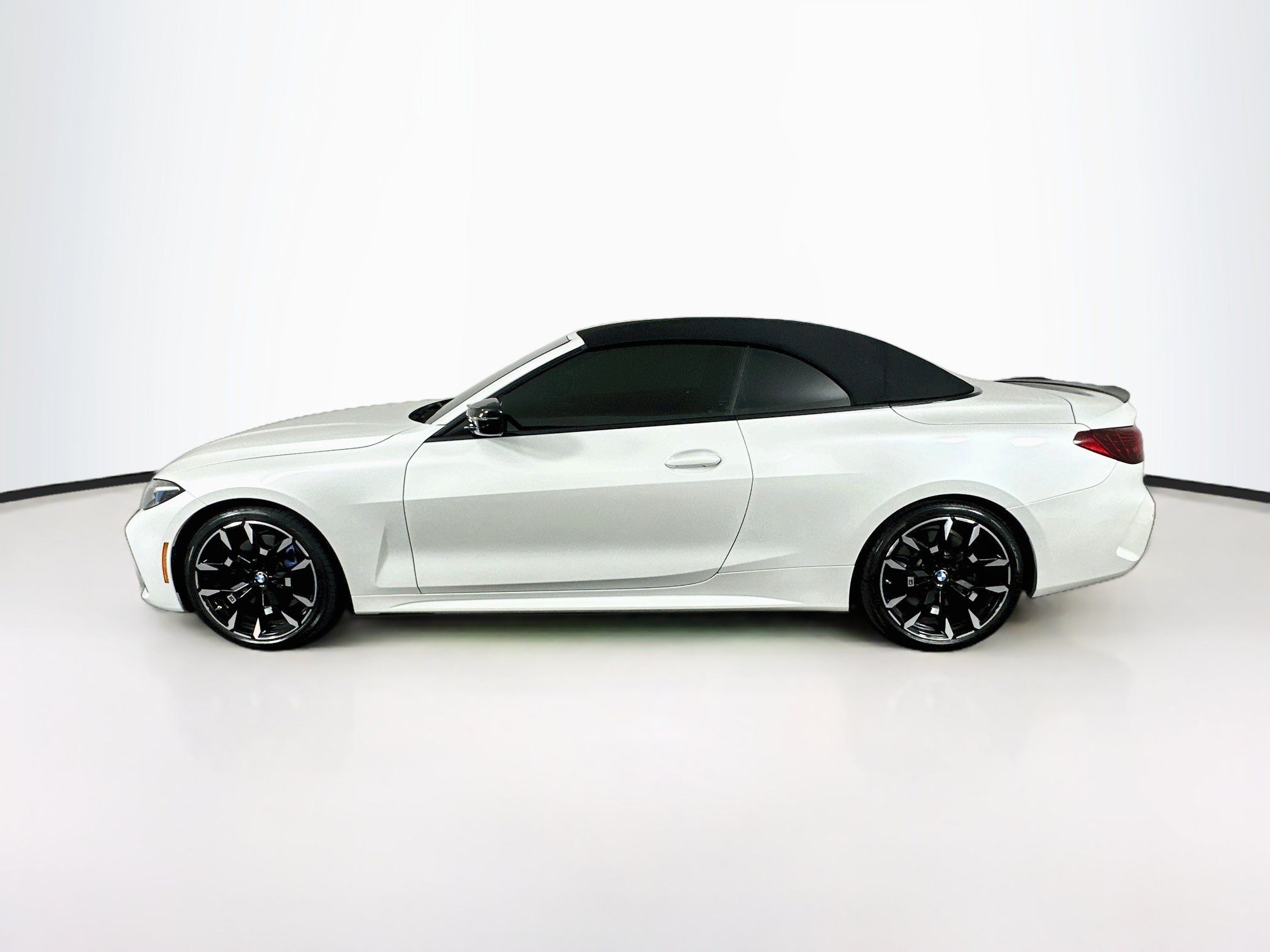 Used 2025 BMW M440i Convertible RWD image 4