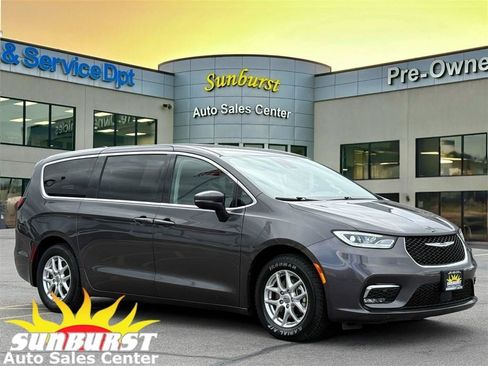 Used 2023 Chrysler Pacifica Touring-L FWD image 1